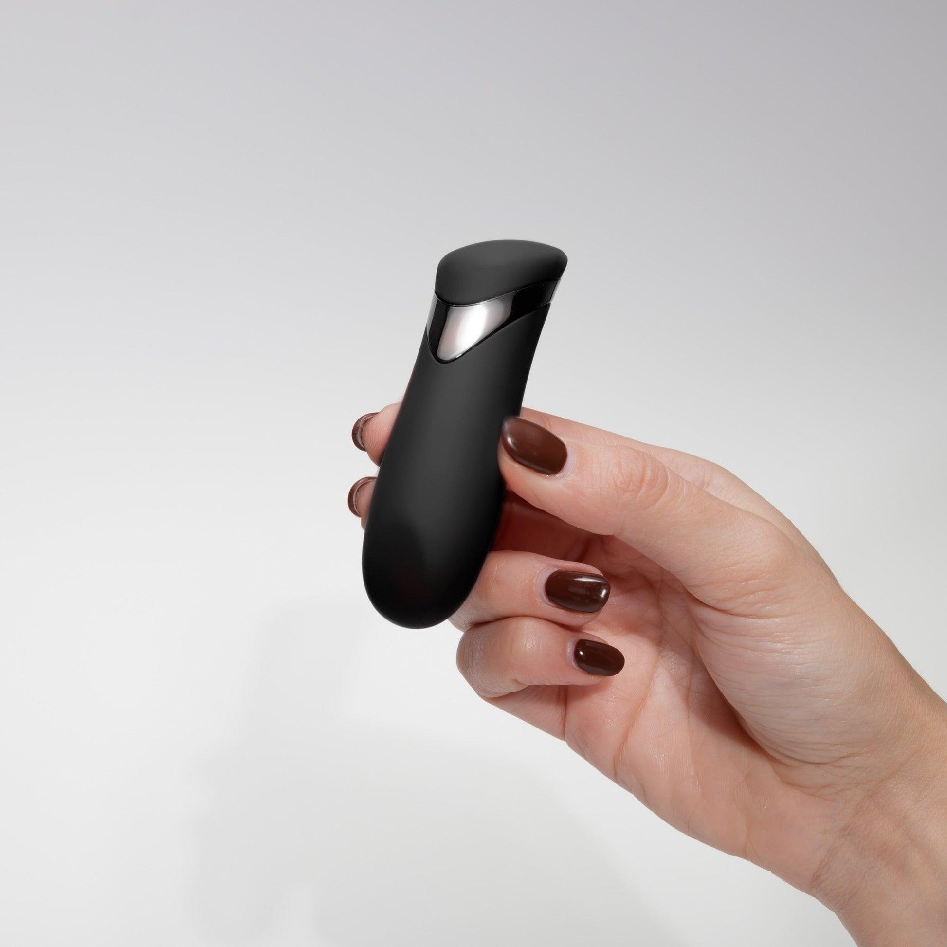 Vibrator Bullet Reincarcabil, Putere, Eleganta si Placere Discreta, Crushious, Negru - Amoroso